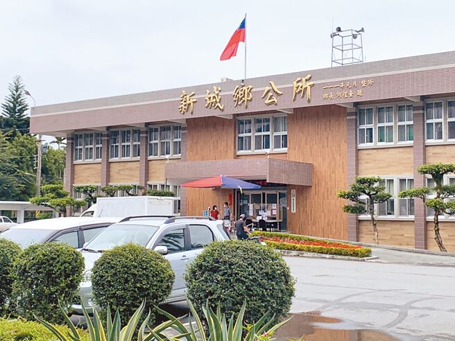 花莲县新城乡再推「住院乡亲营养慰问金」新福利措施，乡民因伤病住院可获1000元慰问金。（王志伟摄）