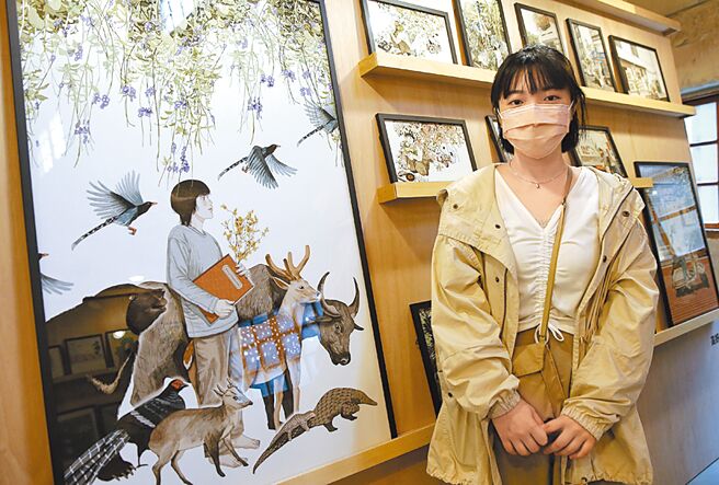 2022第三十届台北国际书展，特别策划「Visual Fanzine—台湾创作者交迭的图像风景」特展，邀请15位获国际肯定的图像创作者，展出作品。图为插画家高妍与作品。（王英豪摄）