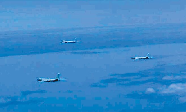 日本防卫省24日发布照片显示，2架中国的轰六轰炸机（H-6）及1架俄罗斯TU-95轰炸机进行空中联合军演。（摘自日本防卫省统合幕僚监部）