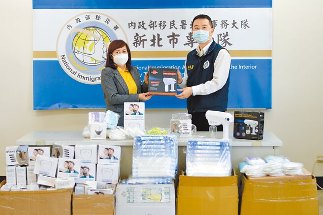 桃園市新住民慈善關懷協會理事長陳氏花以個人名義捐贈移民署新北專勤隊藍光消毒噴霧槍、面罩、護目鏡、N95口罩等防疫物資，共計超過1千件。（移民署新北專勤隊提供／李奇叡新北傳真）