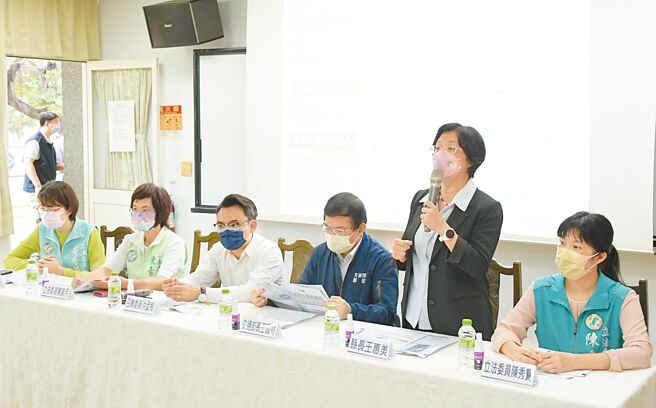 立法院交通委員會25日邀請交通部長王國材等，考察彰化地區交通建設，彰化縣長王惠美表示，捷運綠線延伸彰化4年多前已經納入前瞻計畫，尚在審核可行性評估，希望加快腳步。（吳敏菁攝）