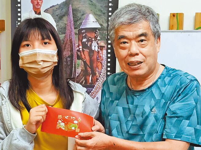 退休补教老师刘智贤（右），颁礼券给积极参加课辅的东商学生。（纪守常纪念文教基金会提供／庄哲权台东传真）