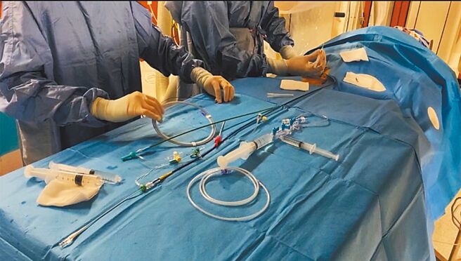 蔡女罹患急性脑梗塞，为了将孩子风险降到最低，蔡女选择局部麻醉，忍痛接受血栓检查，经治疗后，目前母子均安。（高雄长庚医院提供／洪浩轩高雄传真）