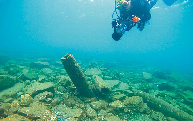 澎湖海洋志工队日前在望安草屿附近生态调查时，赫然在水下发现一处「炮弹坟场」，初步推估附近有大大小小的炮弹约100多颗（见图）。（陈尽川提供／张茂雄澎湖传真）