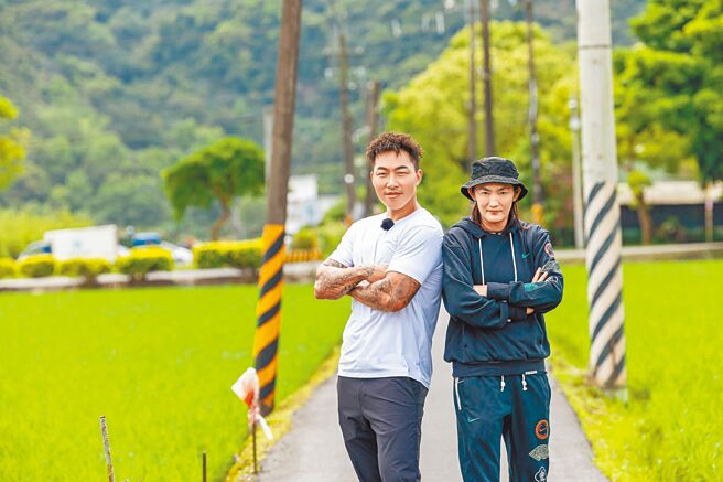 郭泓志（左）透露小孩是《观察中2》的忠实观眾，最喜欢嘉宾钱薇娟。（台视、好看娱乐提供）