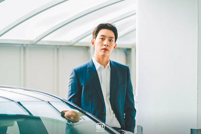 李正信在《流星》中演准时下班的律师「都秀赫」。（爱奇艺国际站提供）