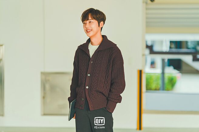 尹钟焄在剧中饰演暖男经纪人「姜有星」。（爱奇艺国际站提供）