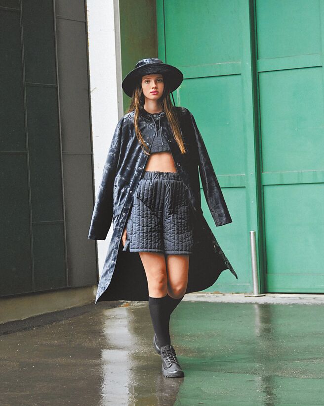 RAINS 2022春夏系列于哥本哈根时装周的秀图。（RAINS提供）