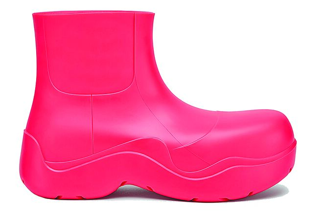 Bottega Veneta Puddle棒棒糖粉踝靴，2万100元。（Bottega Veneta 提供）