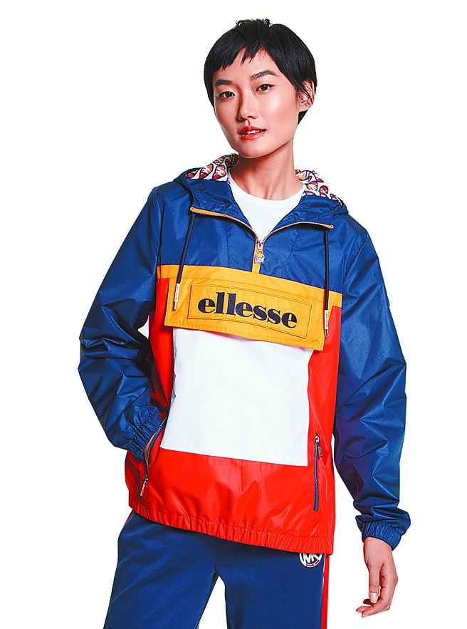 Michael Kors x ellesse联名系列，拼接连帽上衣，1万200元。                            （Michael Kors提供）