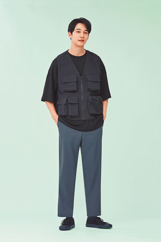 GU防泼水背心具多口袋提高收纳容量，990元。（GU提供）