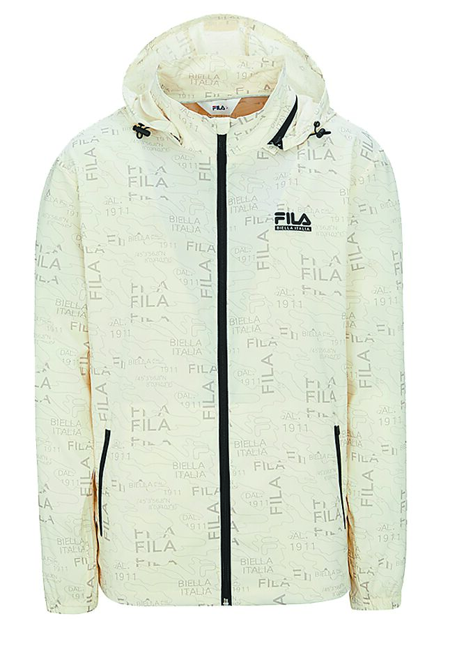 FILA抗UV风衣外套使用Teflon涂层，号称「不拖泥带水」，3980元。（FILA提供）