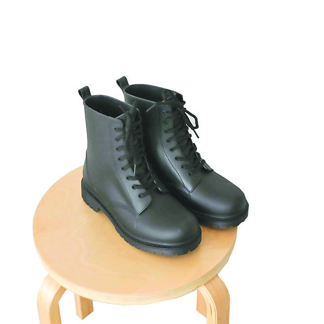 D+AF率性日常．绑带造型马汀雨靴，1080元。（D+AF提供）