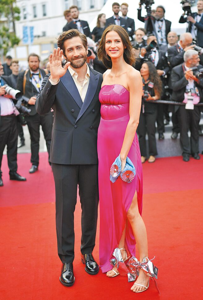 杰克葛伦霍与其女友珍妮卡迪厄现身支持《无辜者》，珍妮以LOEWE礼服粉色礼服出席，胸前的嘴唇印花，搭配银色蝴蝶结高跟鞋，显得格外显眼。（美联社）