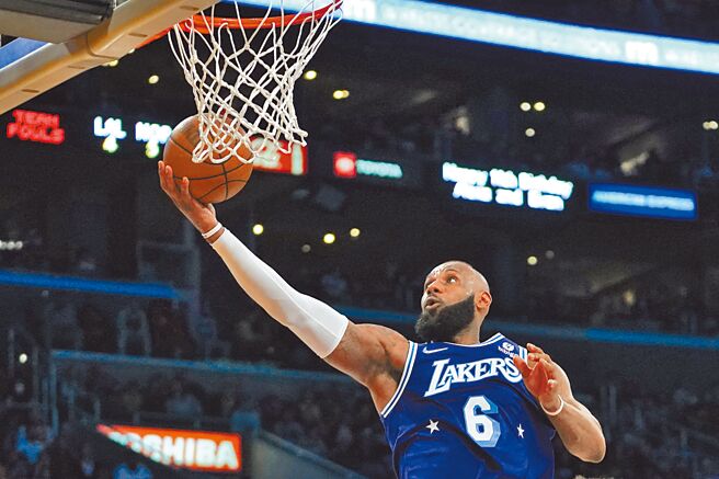 湖人队詹姆斯入选年度第三队，写下连续18年入选年度最佳阵容新猷。（美联社）