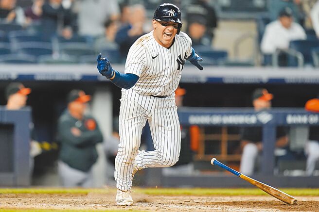 洋基捕手崔維諾在亡父冥誕這天敲出再見安打，振臂歡呼激動不已。（美聯社）