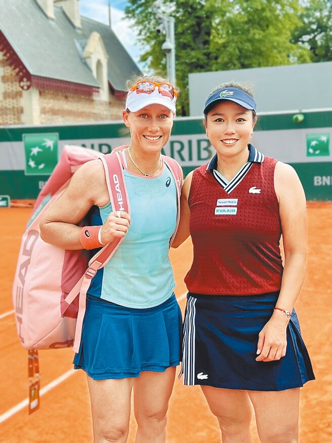 詹咏然（右）与澳洲好手丝托索在法网女双闯过头关。（刘雪贞提供）