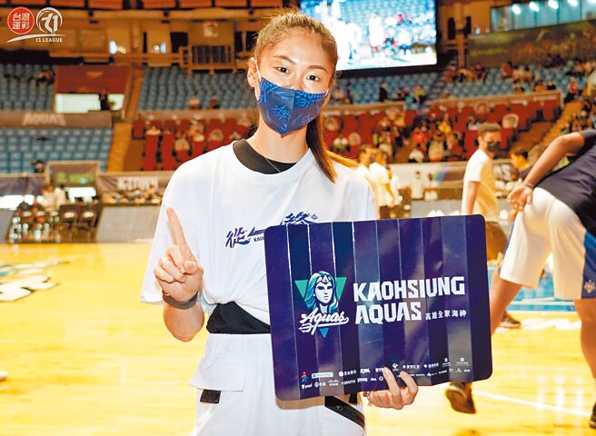 空手道「小清新」文姿云现身T1季后赛，为地主高雄全家海神队加油。（T1联盟提供）