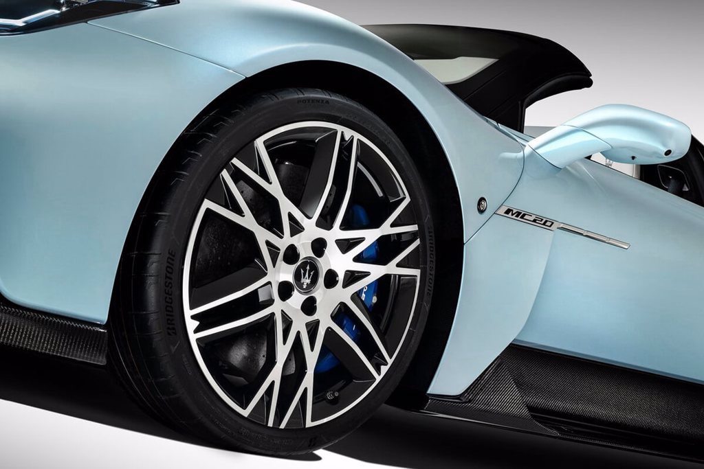 Maserati為MC20 Cielo設計了一款採用全新款精緻設計的鑽石切割合金輪圈，其中關鍵部件是羅馬數字的雙倍，讓人想起此車的名字，以及標誌著Maserati 新時代開始的年份：2020。這款輪圈亦可作為MC20的選裝附件提供。並且，還將提供碳纖維輪圈，可比標準版本減輕30公斤的重量。(圖/Carstuff)