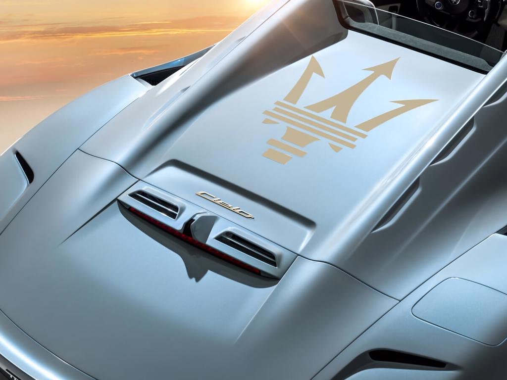 Maserati自豪地在MC20 Cielo聚碳酸酯引擎蓋上裝飾風格化的三叉戟。此標誌性的三叉戟貼花由消光鈦製成，並帶有由透明清漆膜組成的特殊表層。另外，前葉子板缺少Maserati標誌性特徵的三個通風口，但在這裡毫無意義，因為引擎是中置的，所以它們被帶到匹配引擎蓋側面的通道中。(圖/Carstuff)