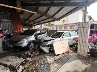 台南老翁開車「直直撞」 撞壞民宅圍牆與車子