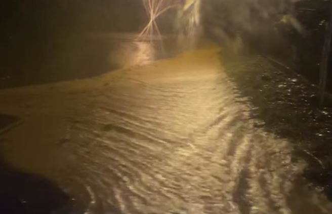 清水區海甲路土石擋路，雨水很大，海風里長黃堉睿晚上呼籲民眾改道。(翻攝黃堉睿臉書)