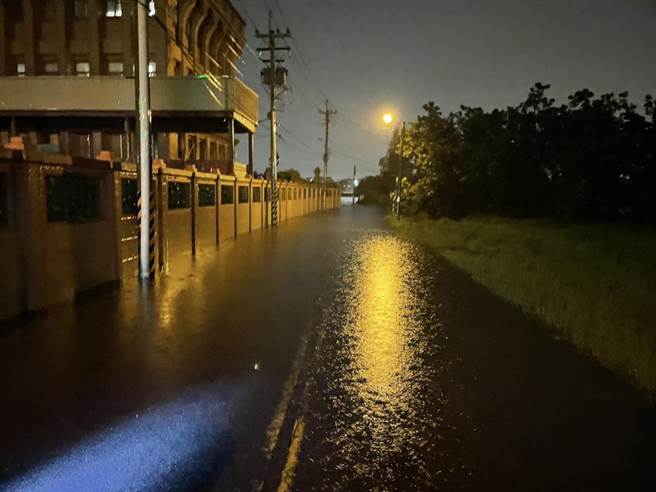 清水區港埠路與海濱路口，因瞬間豪雨沖刷，道路旁水溝淹至路面造成道路積水不退。（民眾提供）