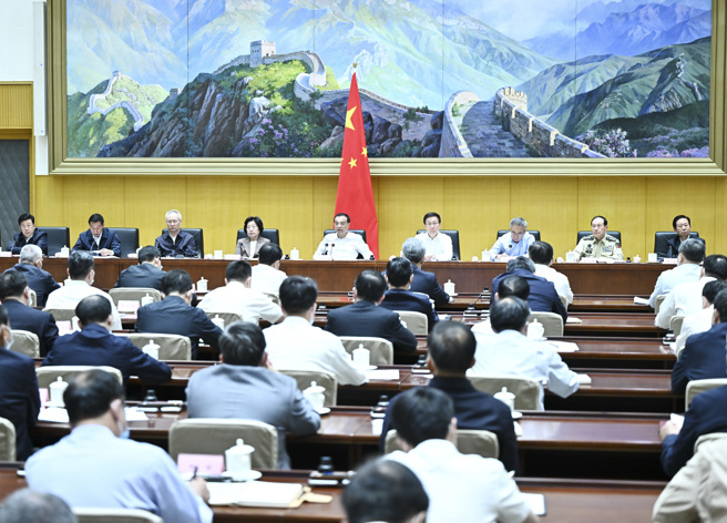 2022年5月25日李克强出席全国稳住经济大盘电视电话会议，会议由副总理韩正主持，李克强发表重要讲话。参与会议的除现场的数十名干部之外，其余全大陆县级以上的地方领导干部全部以电话会议方式参加，总人数超过10万人。（图／新华社）