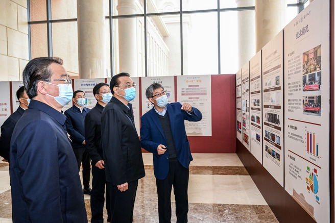 大陆国务院总理李克强5月中在云南大学考时，最关心的是毕业生就业问题。图为李克强听取和创业、创新情况匯报。（图／新华社）