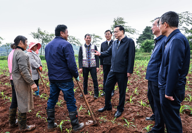 李克强日前在云南考察时与农民交谈，因为大部份工作重点在经济上，与农民交谈的也都是种粮成本和收入问题。（图／新华社）