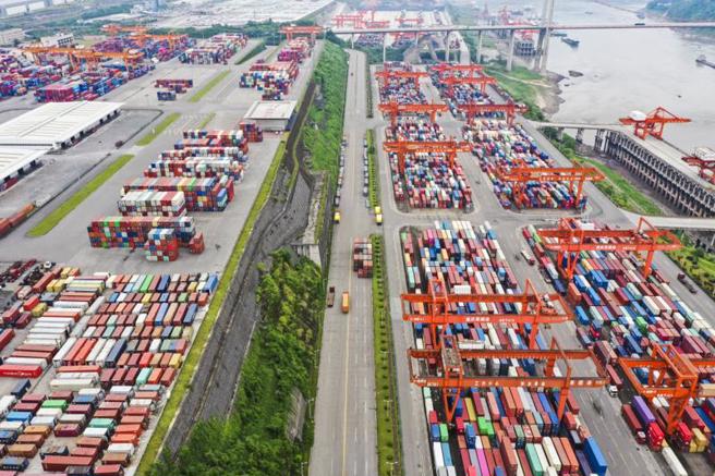 李克强在10万人会议上发表稳经济讲话后，国务院办公厅随即匯整各部委的措施推出13项扶助外贸企业復工復产的政策。（图／新华社）