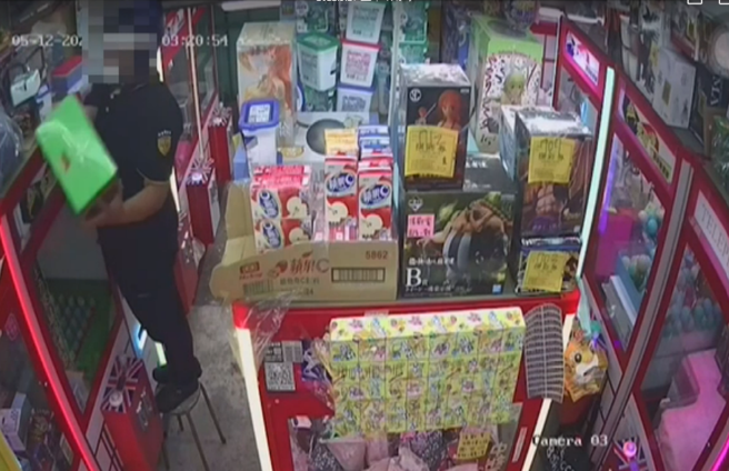 夹娃娃达人猛杠龟 ，怒偷七龙珠公仔泄恨，监视器全都录下让警方循线逮人。(戴志扬翻摄)