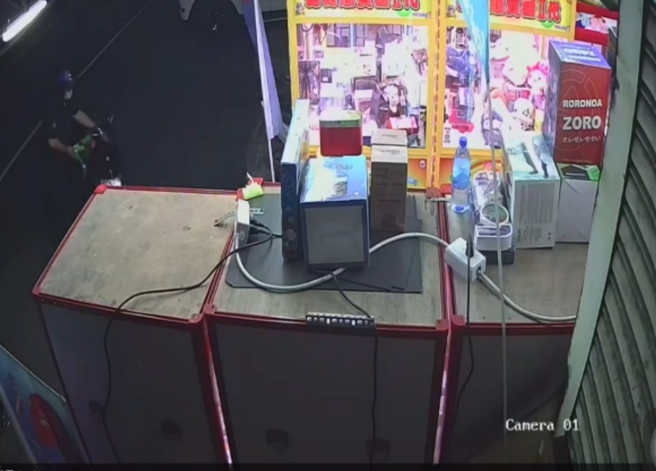 夹娃娃达人猛杠龟 ，怒偷七龙珠公仔泄恨，监视器全都录下让警方循线逮人。(戴志扬翻摄)