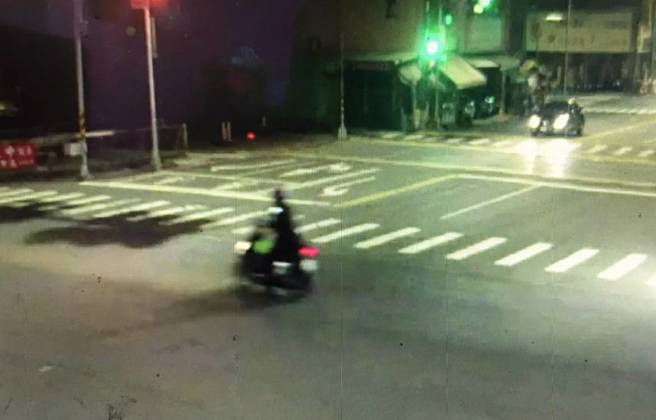 夹娃娃达人猛杠龟 ，怒偷七龙珠公仔泄恨，监视器全都录下让警方循线逮人。(戴志扬翻摄)