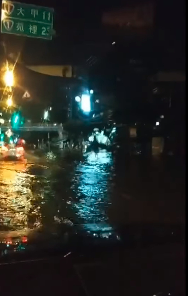 台中沙鹿区中山路靠近鹿峰国小大淹水。（图／翻摄自沙鹿之美）