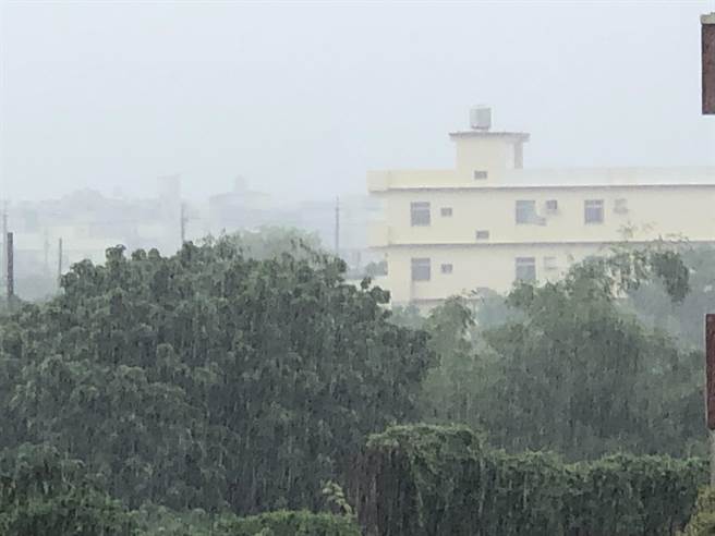 台中地区的天空上午一片灰濛濛，间歇性豪大雨断断续续；中央气象局呼吁低洼地区，民眾应慎防淹水。（陈世宗摄）