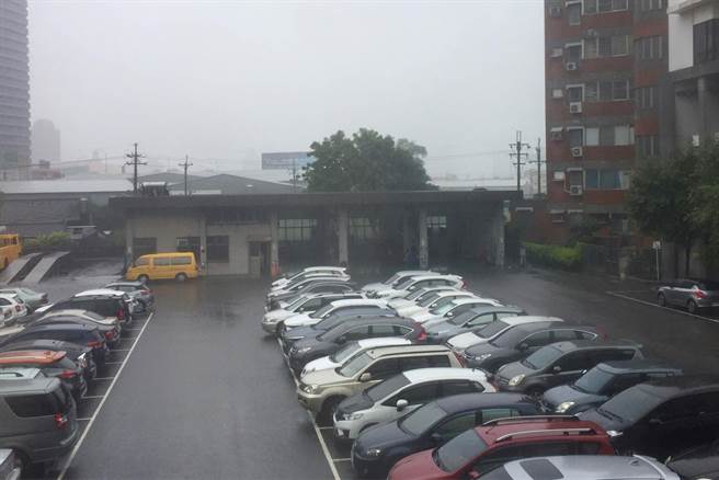 台中地区的天空上午一片灰濛濛，间歇性豪大雨断断续续；中央气象局呼吁低洼地区，民眾应慎防淹水。（陈世宗摄）