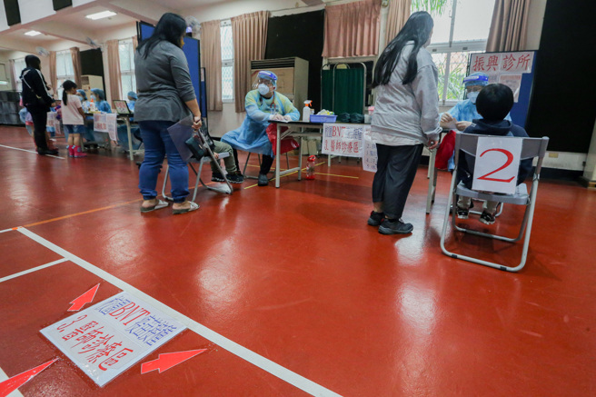 5至11歲兒童BNT疫苗25日起全國陸續開打，桃園市部分學童在東門國小校園集中接種。（資料照/陳麒全攝）
