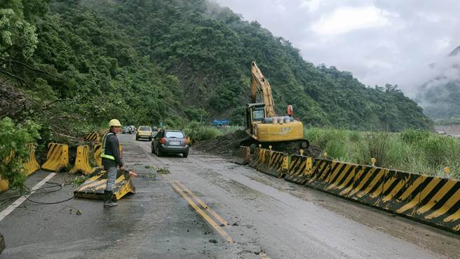 高雄市桃源区台20线97K因连续降雨影响，导致边坡落石坍方，交通部公路总局甲仙工务段上午派员至现场清除坍方落石，9时障碍排除已恢復通行。(桃源区公所提供／林雅惠高雄传真)