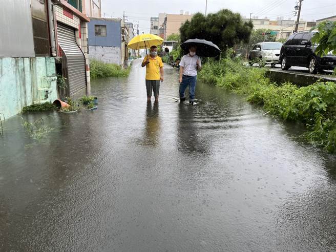 清水區信義路因地勢較低發生部分路段積水。（民眾提供）