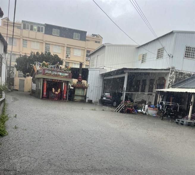 清水區南社路301巷底漥民宅約十餘戶，因舊社區溝渠排水不良，常因強降雨造成社區內淹水現象。（民眾提供）