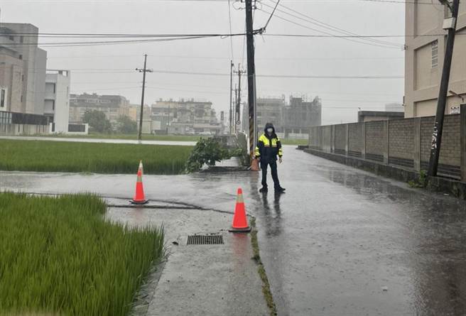 警方於積水路段出入口加強管制，提醒民眾改道行駛。（民眾提供）