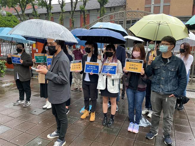 臺灣學生聯合會今（27日）上午9時許，再度串連多個學生團體冒雨齊聚立法院外，盼「大學法部分條文修正草案」可以在本會期三讀。（葉書宏攝）