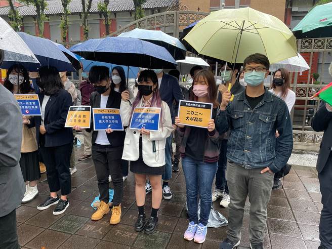 臺灣學生聯合會今（27日）上午9時許，再度串連多個學生團體冒雨齊聚立法院外，盼「大學法部分條文修正草案」可以在本會期三讀。（葉書宏攝）
