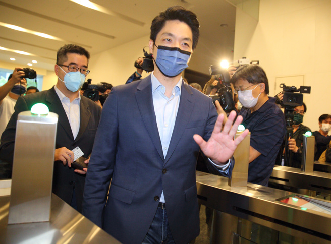 獲國民黨提名參選台北市長的立委蔣萬安（右）27日首度公開行程就是拜會前總統馬英九，由馬英九基金會執行長蕭旭岑（左）親自接待。（張鎧乙攝）