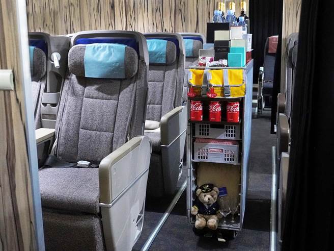 华航限量推出「全车款」餐车，随车附赠 8 个抽屉。（华航提供）