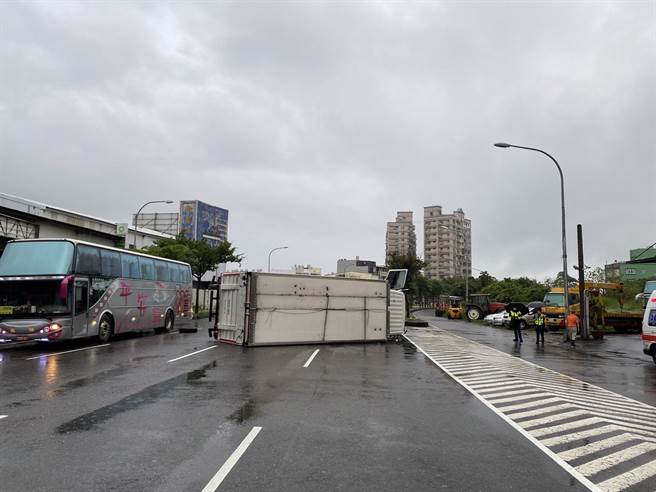 彰化市中华西路积水，大货车打水漂自撞分隔岛翻覆。（彰化分局提供／吴敏菁彰化传真）