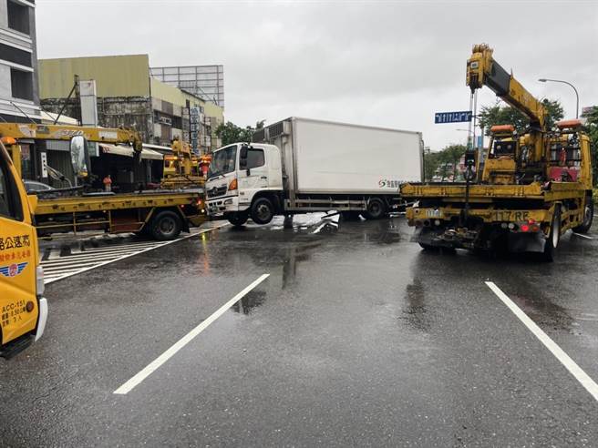 彰化市中华西路积水，大货车打水漂自撞分隔岛翻覆。（彰化分局提供／吴敏菁彰化传真）