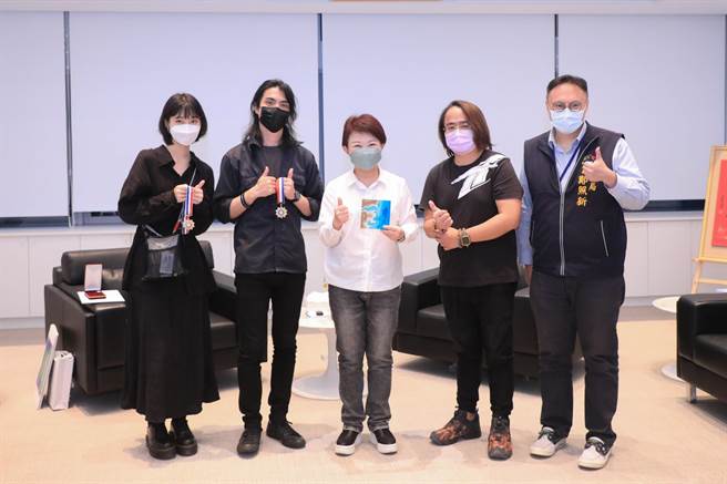 台湾首座葛莱美得主李政瀚（左二）、于薇（左）26日受邀到访台中市政府，台中市长卢秀燕（中）颁奖章表扬，感谢两人为国争光。（台中市新闻局提供／谢琼云台中传真）