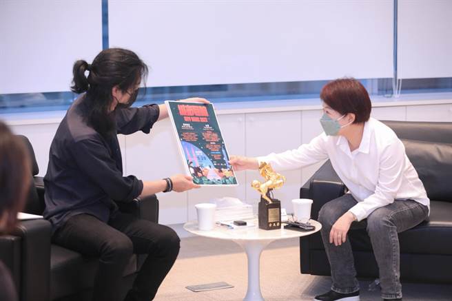 李政瀚(左)邀请卢秀燕（右）参加本周六「城市巨响音乐节」线上讲座。（台中市新闻局提供／谢琼云台中传真）